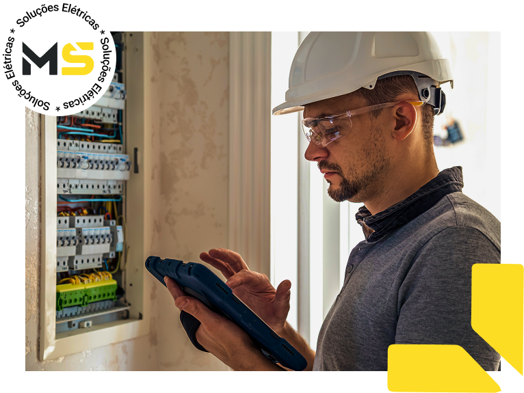 Homem configurando painel com selo da MS Elétrica