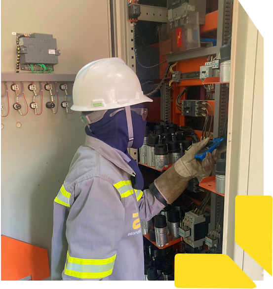 Imagem de um homem no painel elétrico